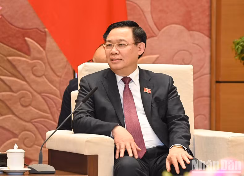 国会主席王廷惠在会见中发表讲话。
