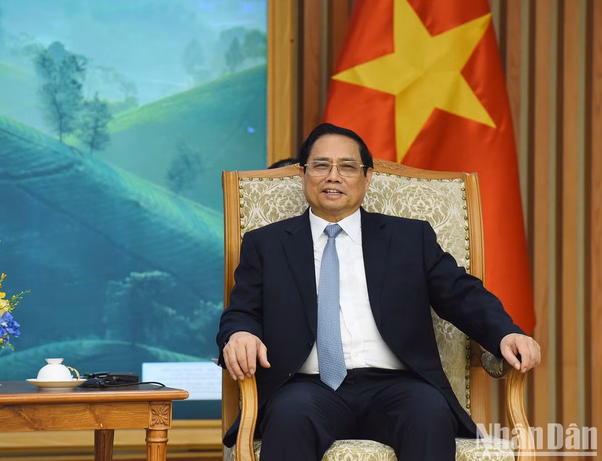 范明正总理在会议上发表讲话。
