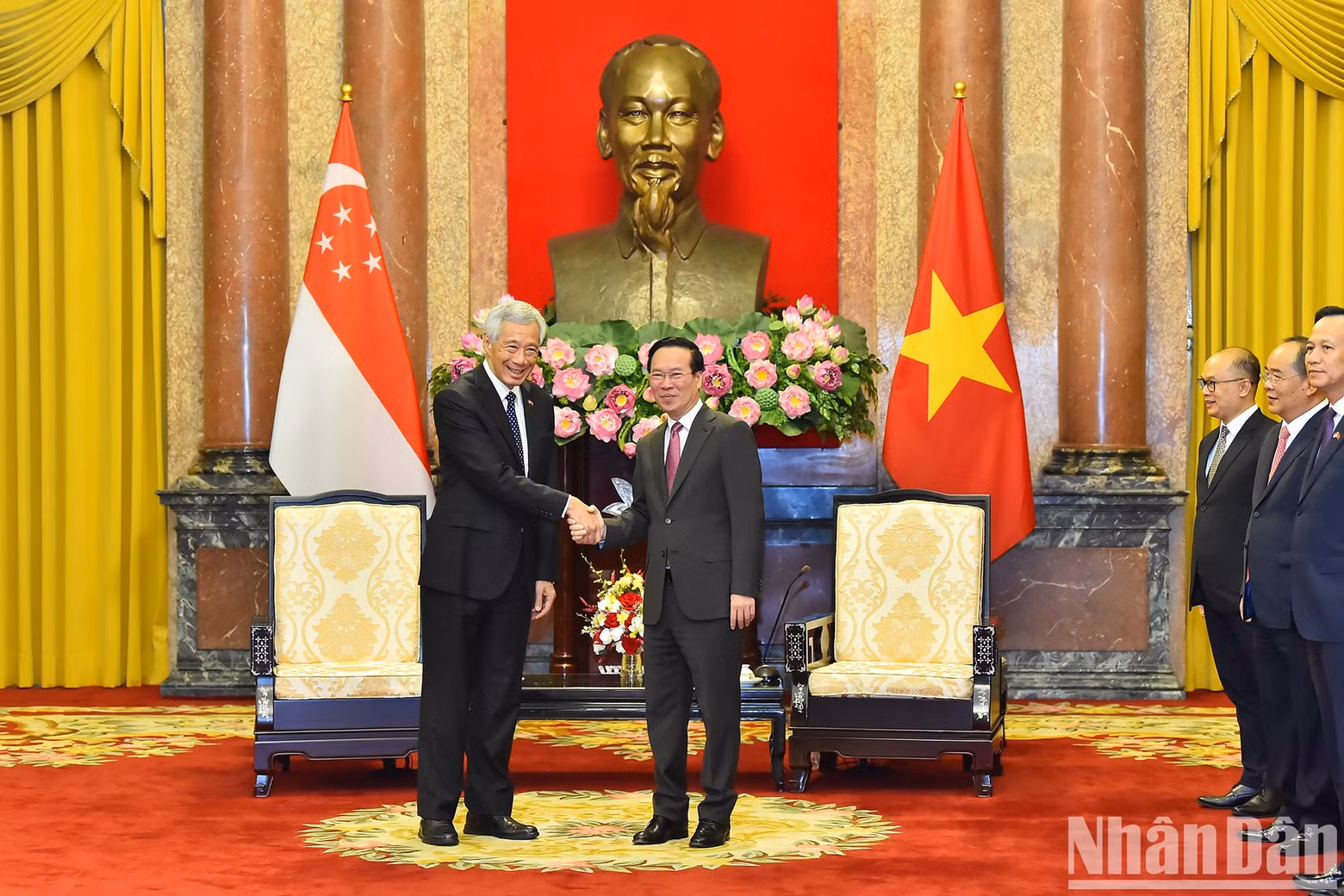 李显龙总理在两国纪念越新两国建交50周年和建立战略伙伴关系10周年背景下访问越南。