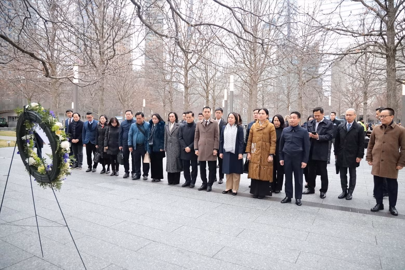 武氏映春一行在9月11日纪念碑敬献花圈。