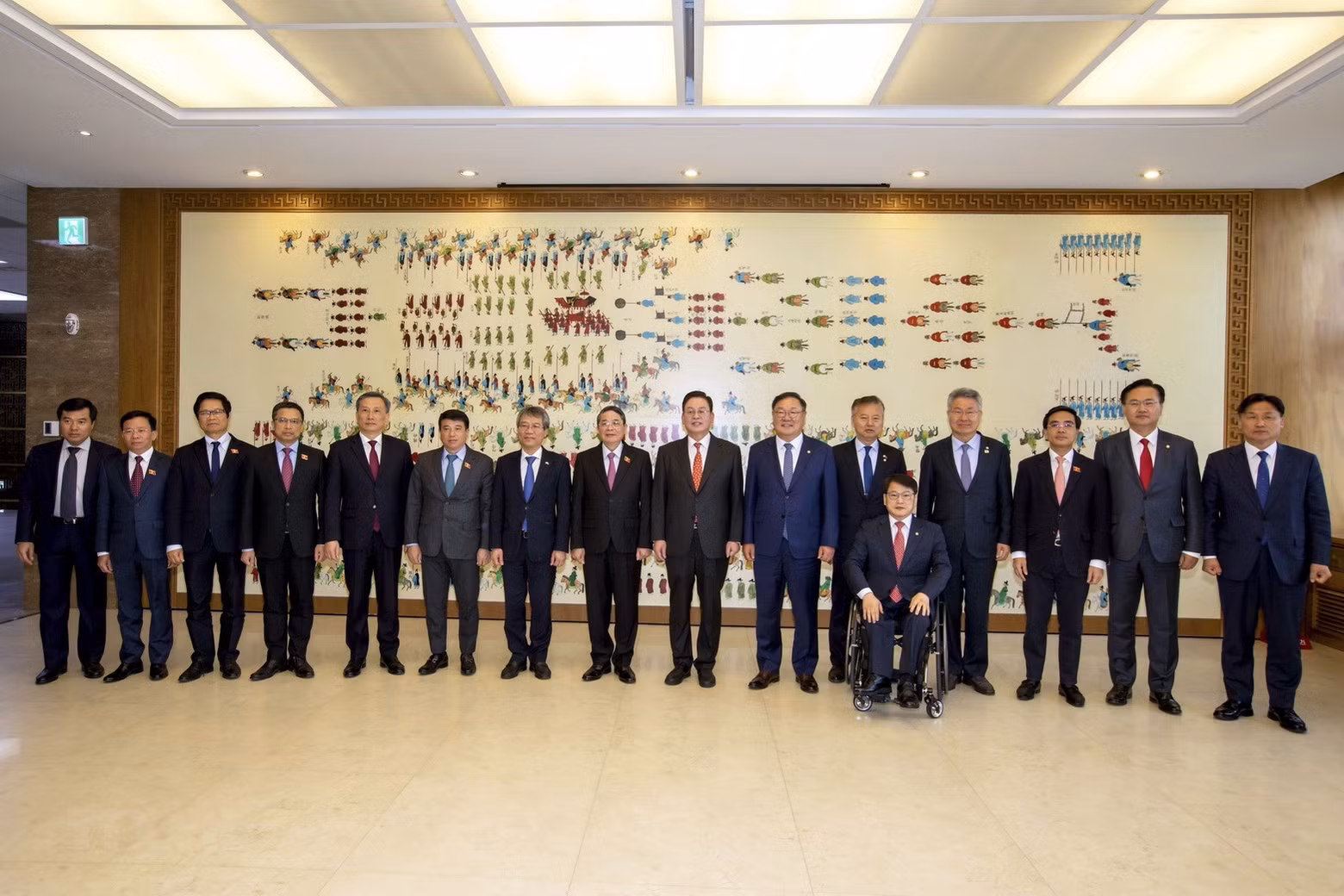 双方代表合影留念。（图片来源：越通社）