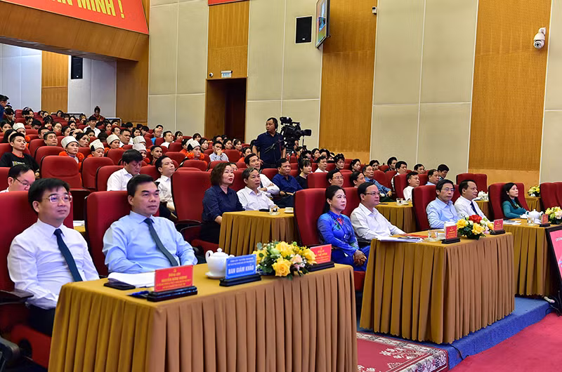 与会代表。
