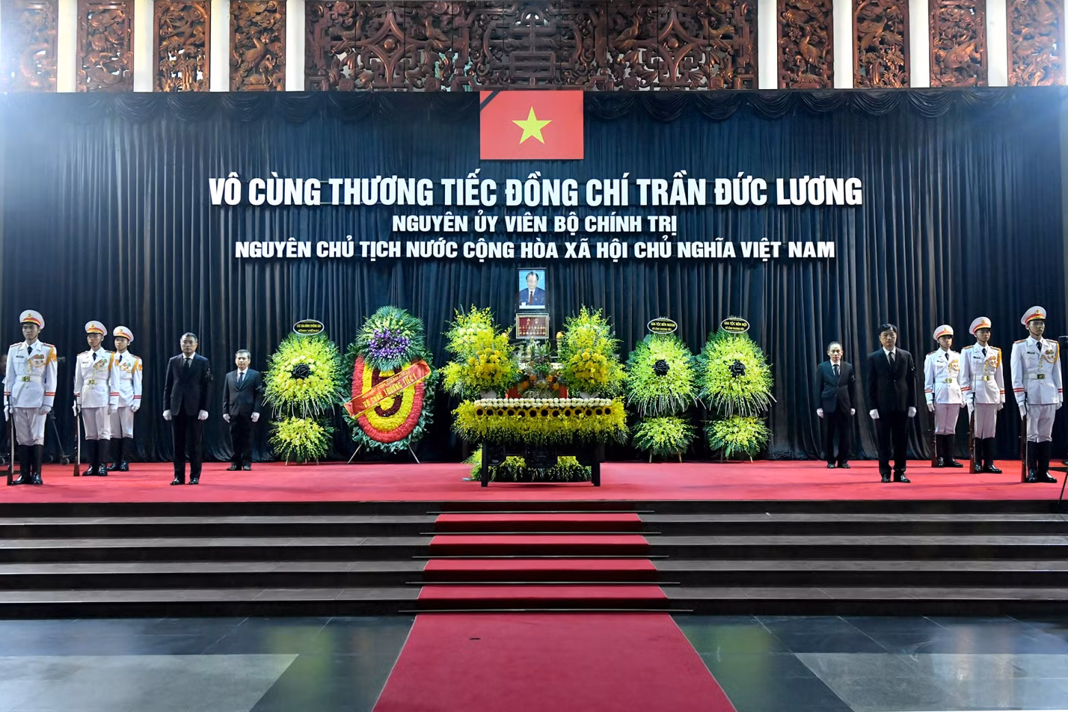 陈德良同志的灵柩停放在河内市陈圣宗街五号国家殡仪馆。（图片来源：越通社）