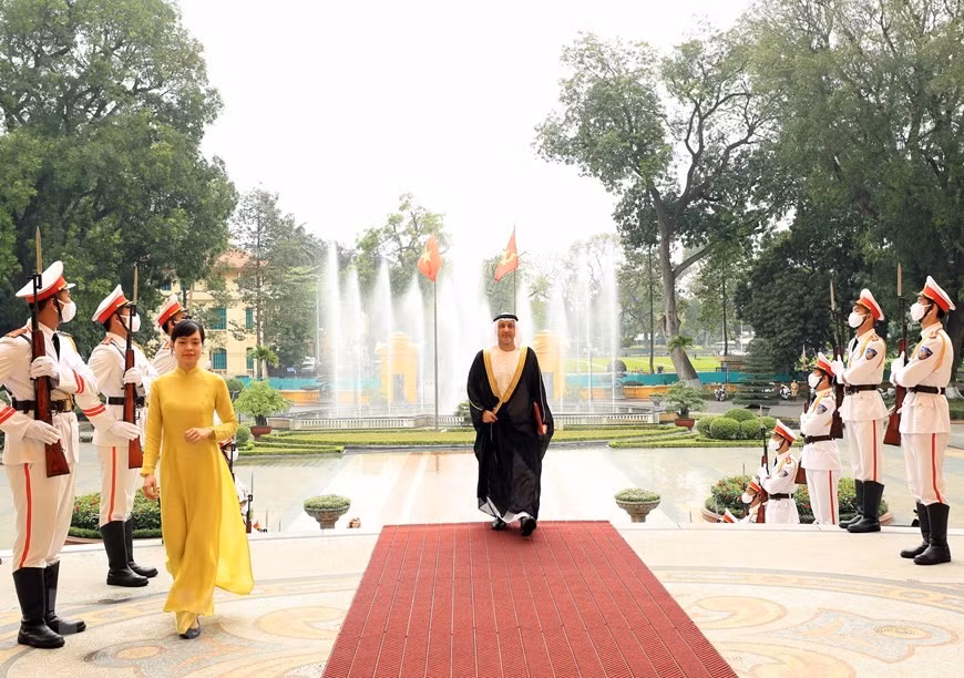阿联酋驻越南大使巴德尔·阿尔马特鲁希前来递交国书。