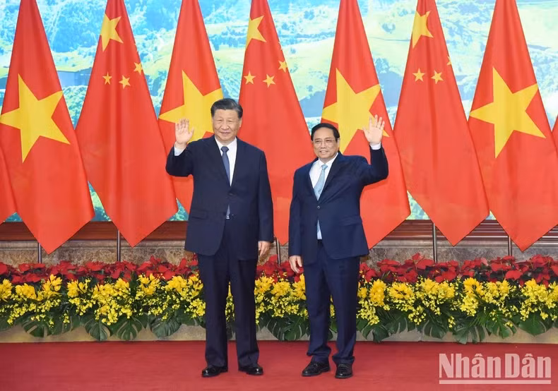 越南政府总理范明正和中共中央总书记、中国国家主席习近平合影。