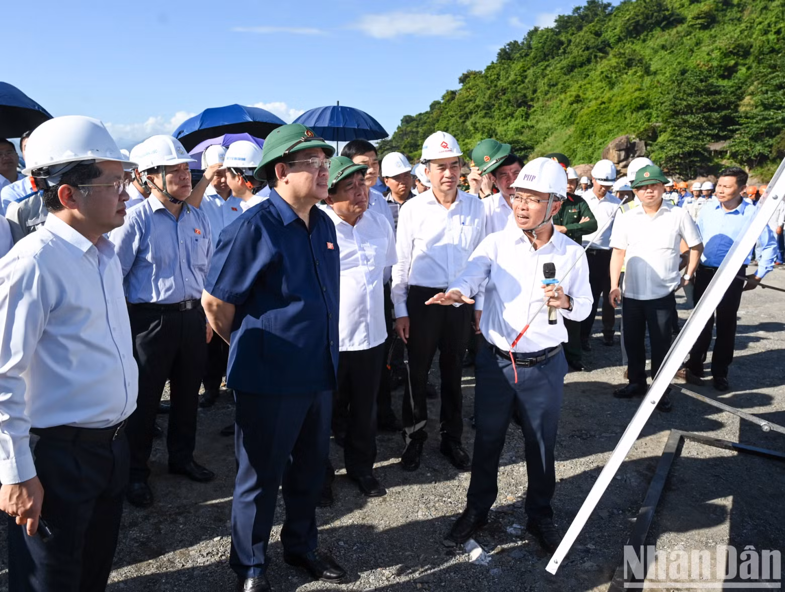 项目投资业主向国会主席和工作组报告建设进展情况。