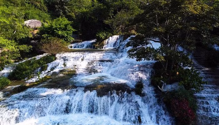 飞瀑流过荒山野林间的石坡，带有诗情而神秘之美。