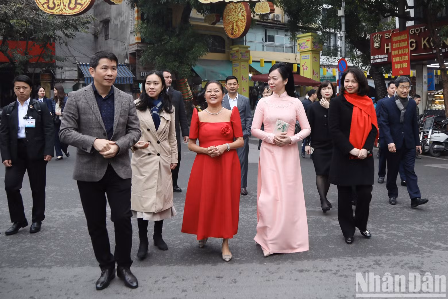 越南国家主席夫人和菲律宾总统夫人参观梳街传统花市。