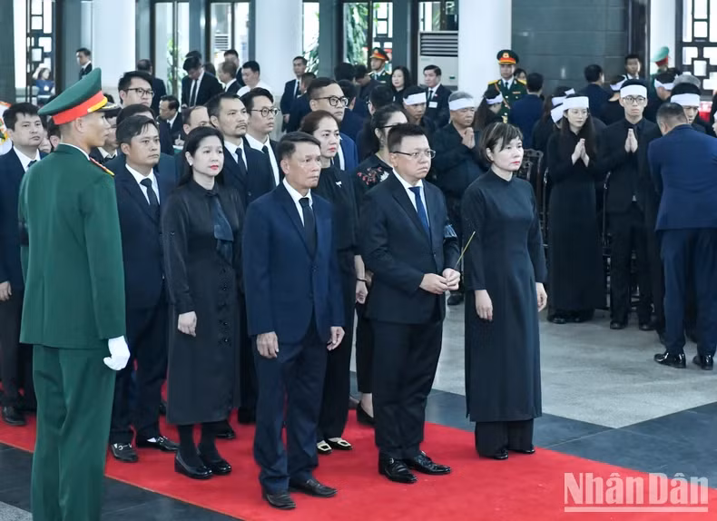 越南新闻工作者协会代表团吊唁越共中央总书记阮富仲逝世。