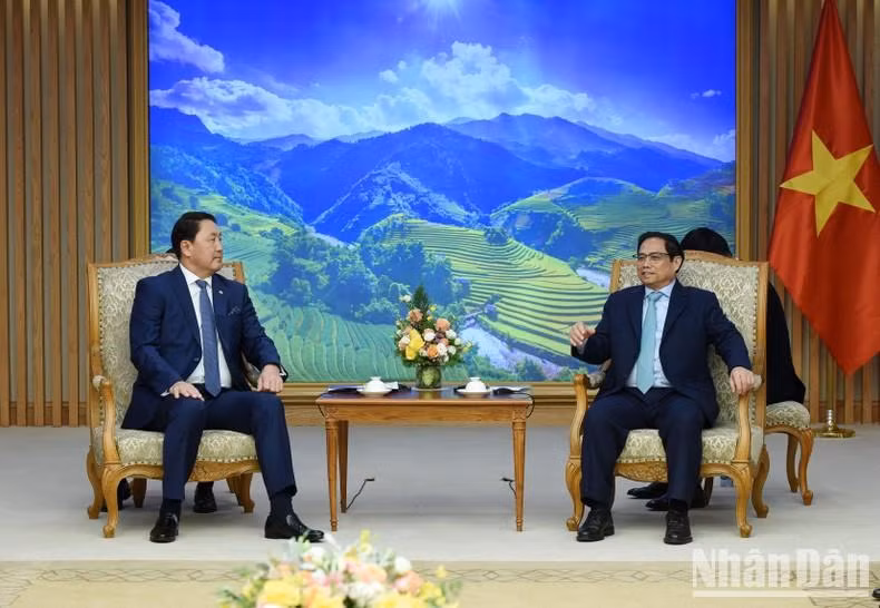 越南政府总理范明正会见蒙古国国防部长赛汗巴亚尔。