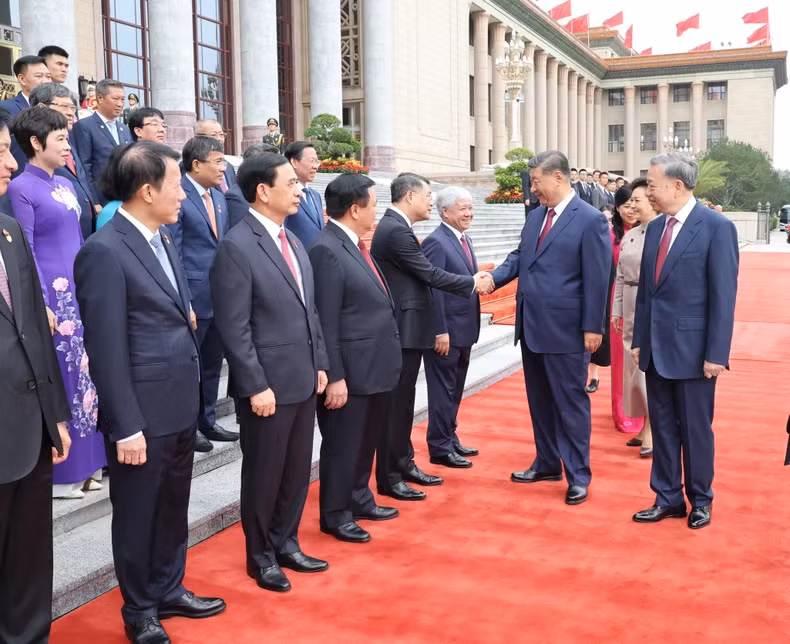 习近平总书记、国家主席在欢迎仪式上同越南高级代表团正式成员一一握手。（图片来源：越通社）