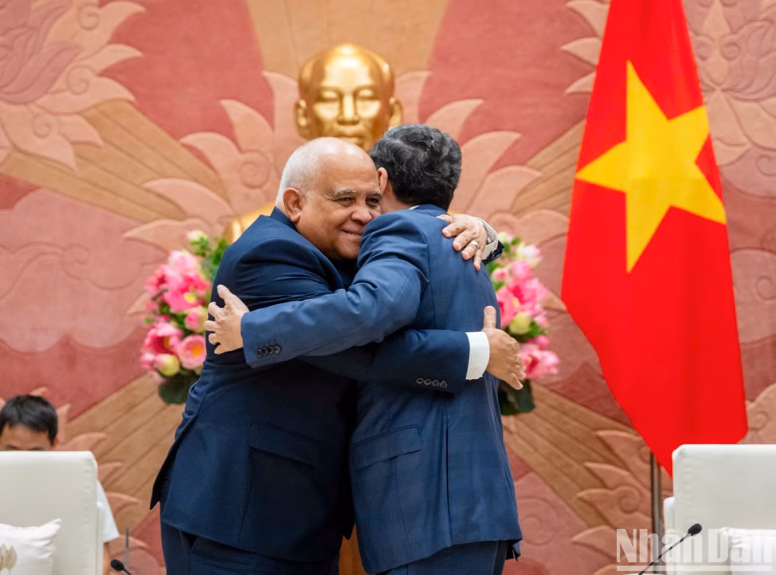国会主席陈青敏和古巴驻越大使奥兰多·尼古拉斯·吉伦。