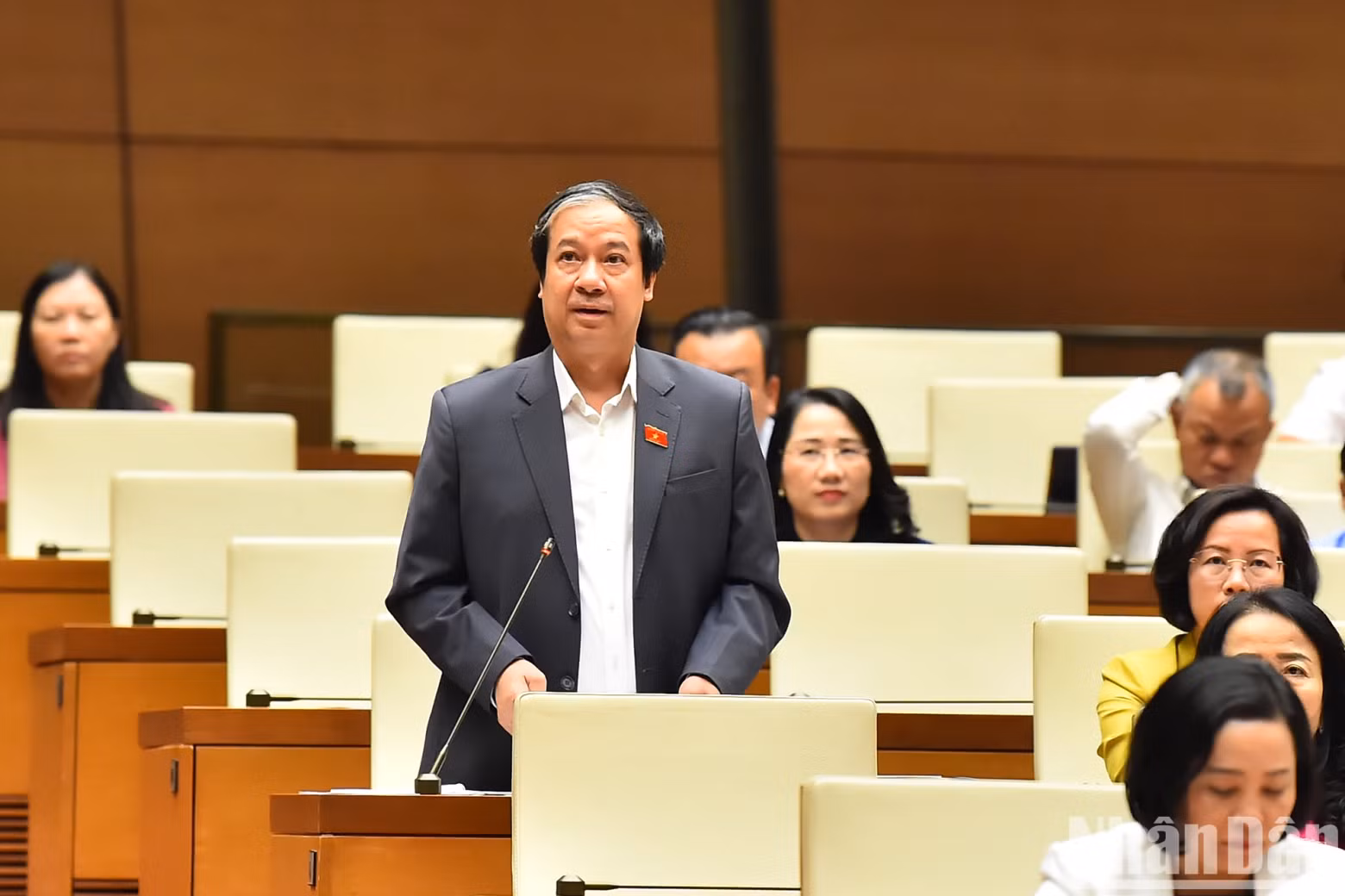 教育培训部长阮金山发表讲话，对国会代表提出有关教育领域的问题进行解释和澄清。