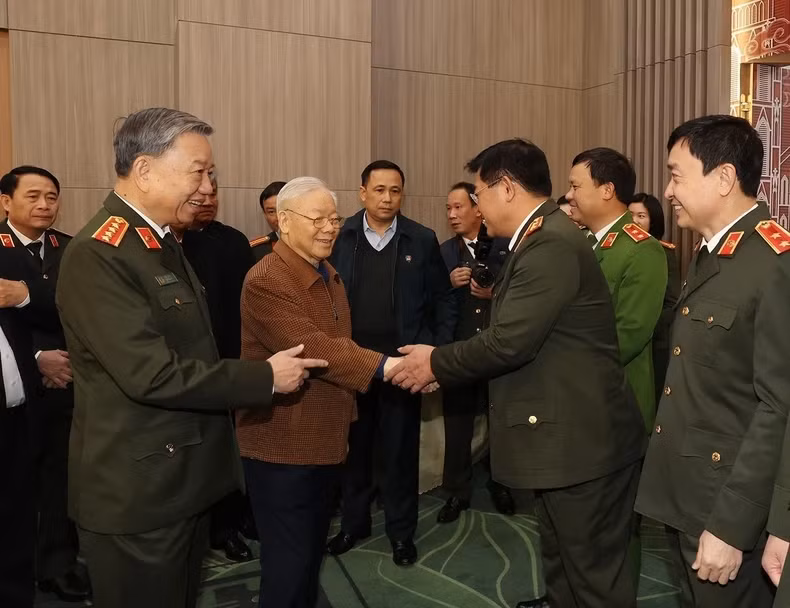 阮富仲总书记和与会代表。