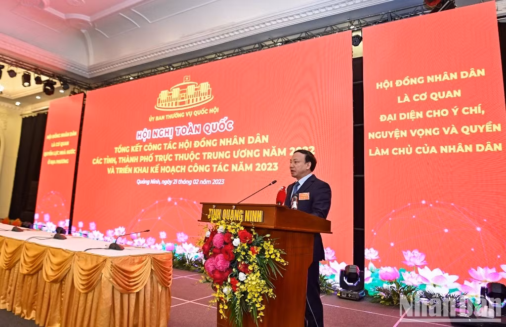 广宁省省委书记阮春寄在会议上发表讲话。