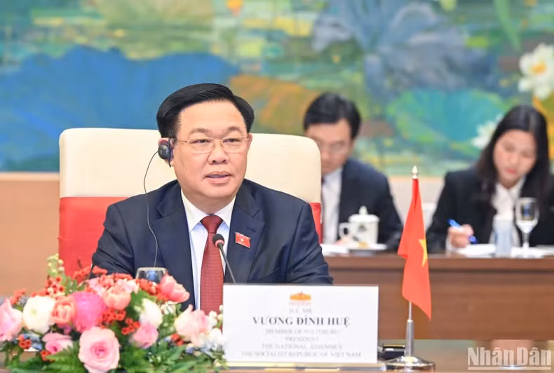 越南国会主席王廷惠发表讲话。 越南国会主席王廷惠发表讲话。