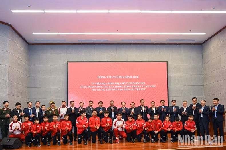 越南国会主席王廷惠造访PVF青少年足球训练中心【组图】 ảnh 10
