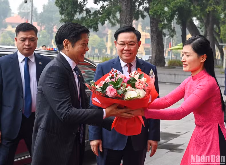 越南国会办公厅代表送花欢迎菲律宾总统费迪南德·罗慕尔德兹·马科斯。 越南国会办公厅代表送花欢迎菲律宾总统费迪南德·罗慕尔德兹·马科斯。