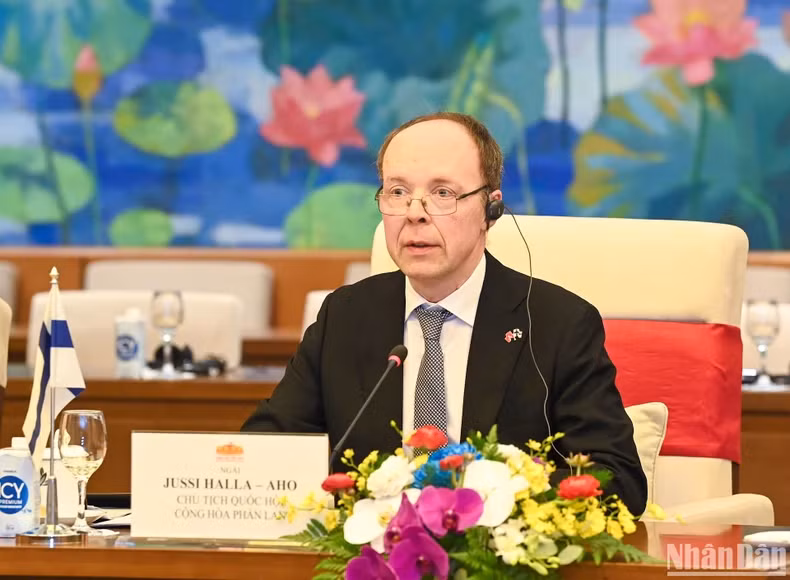 芬兰议会议长尤西·哈拉阿霍发表讲话。