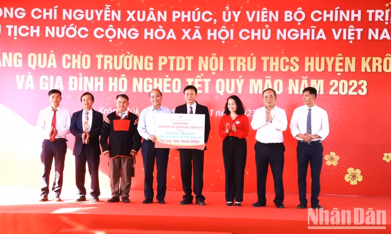 阮春福主席向克容布县寄宿制民族初中学校赠送价值为3亿越盾的厨房。 阮春福主席向克容布县寄宿制民族初中学校赠送价值为3亿越盾的厨房。