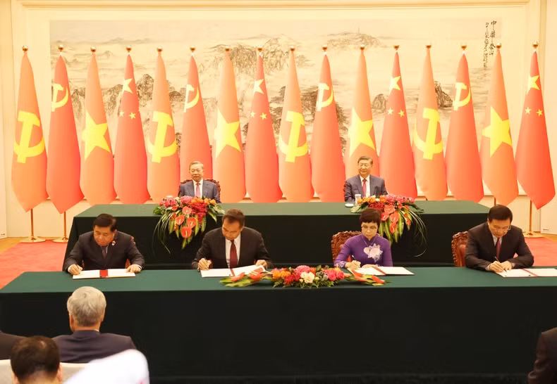 越南通讯社与新华社专业合作协议(右)及两国投资合作(左)签字仪式。(图片来源:越通社) 越南通讯社与新华社专业合作协议(右)及两国投资合作(左)签字仪式。(图片来源:越通社)
