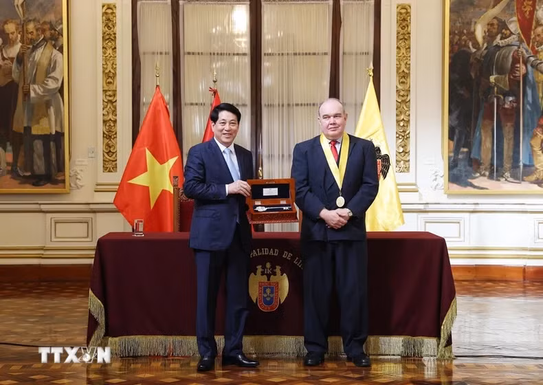 利马市市长洛佩斯·阿里亚加向梁强主席授予首都利马象征的钥匙。
