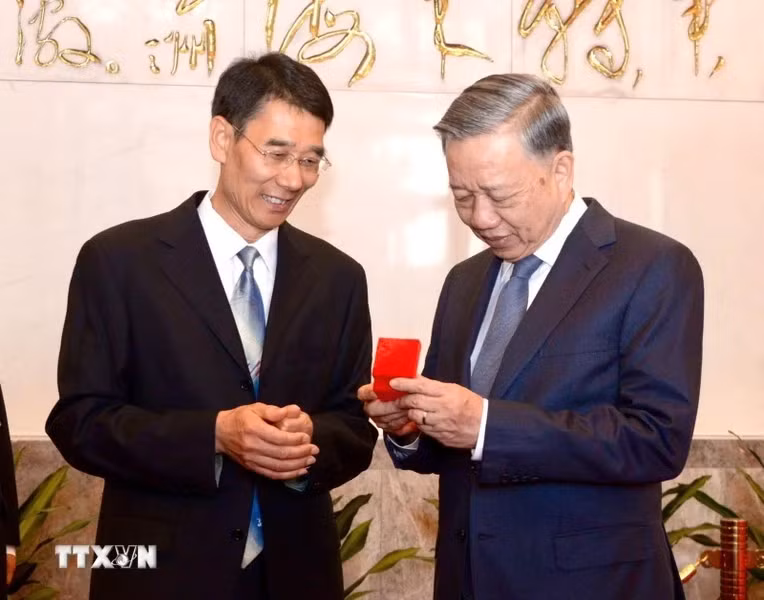 毛泽东主席纪念堂领导向越共中央总书记、国家主席苏林赠送纪念品。（图片来源：越通社）