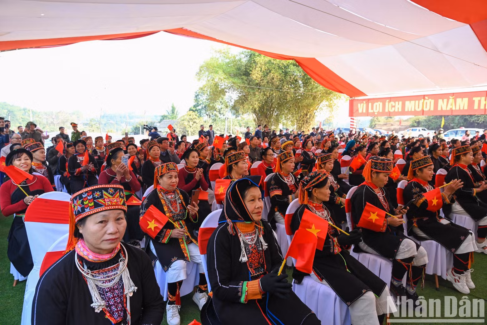 参加植树节的安山县真山乡少数民族同胞。