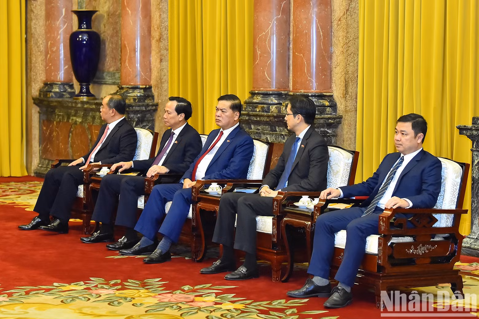 出席会见的越南代表团。