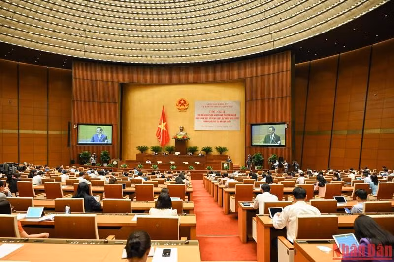为期两天的国会专职代表就递呈第十五届国会第四次会议的6部法律草案、一项决议草案进行讨论和提出意见。