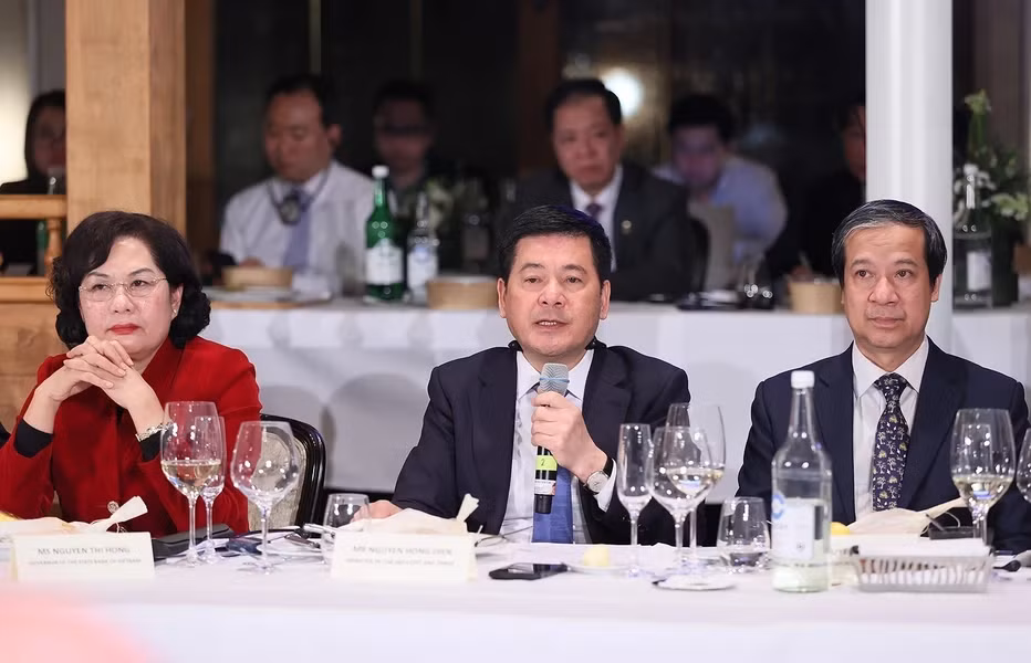 越南工贸部部长阮鸿延发表讲话。