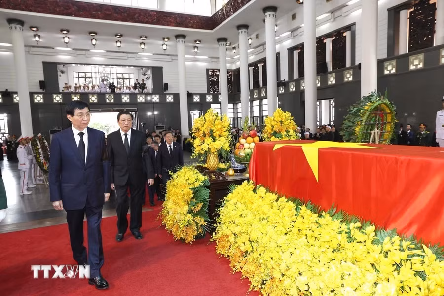 中共中央政治局常委、中国全国政协主席王沪宁代表团吊唁阮富仲总书记逝世。（图片来源：越通社）