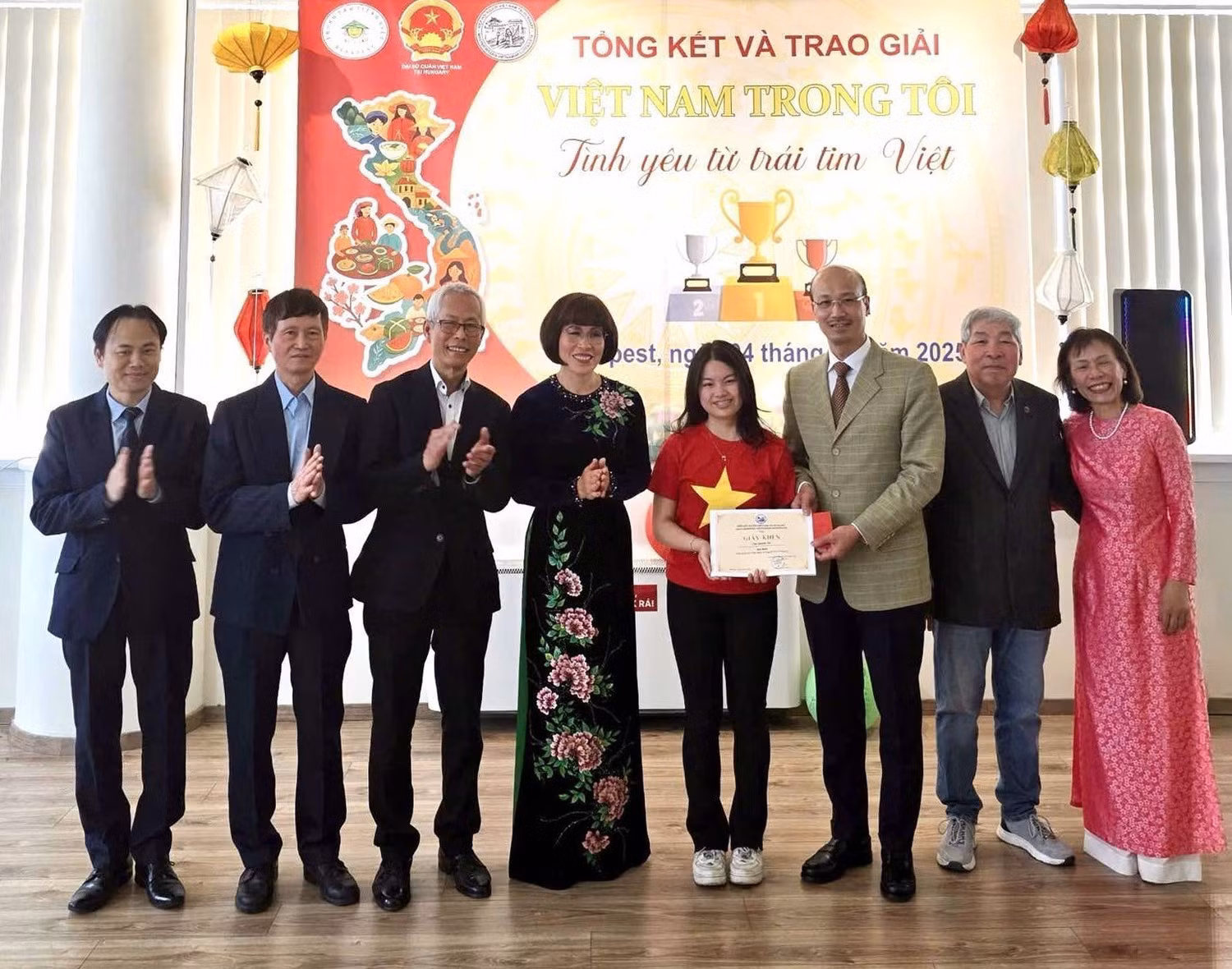 向获奖的学生颁发奖状。（图片来源：越通社）