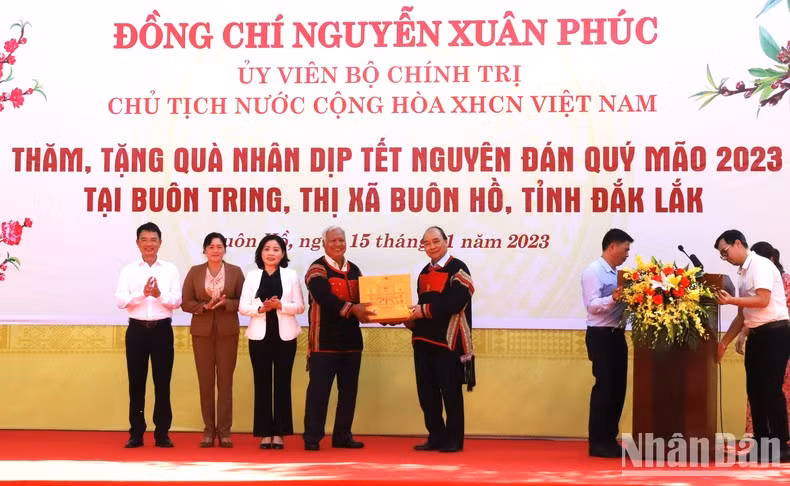 阮春福主席向奔胡市安乐坊征村同胞赠送礼物。 阮春福主席向奔胡市安乐坊征村同胞赠送礼物。