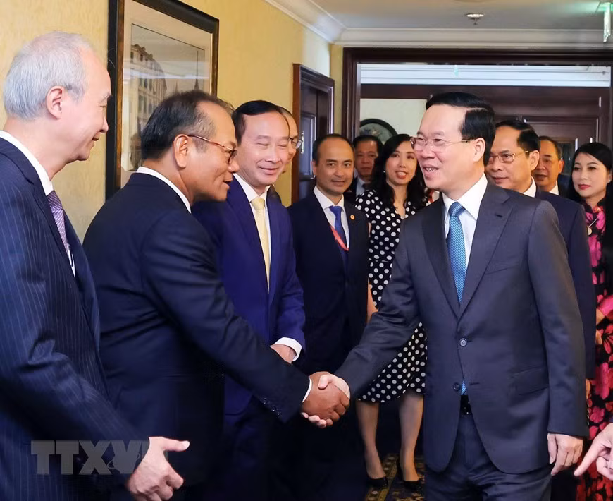 越南国家主席武文赏会见越南驻欧洲各国大使。(图片来源:越通社) 越南国家主席武文赏会见越南驻欧洲各国大使。(图片来源:越通社)