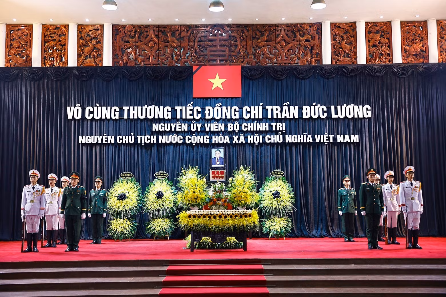 陈德良同志的灵柩停放在河内市陈圣宗街五号国家殡仪馆。（图片来源：越通社）