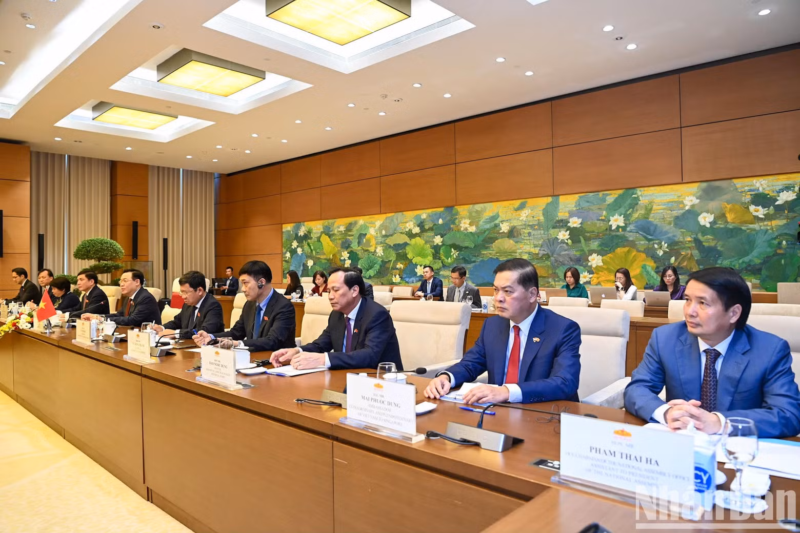国会主席王廷惠和越南各位代表出席会见。