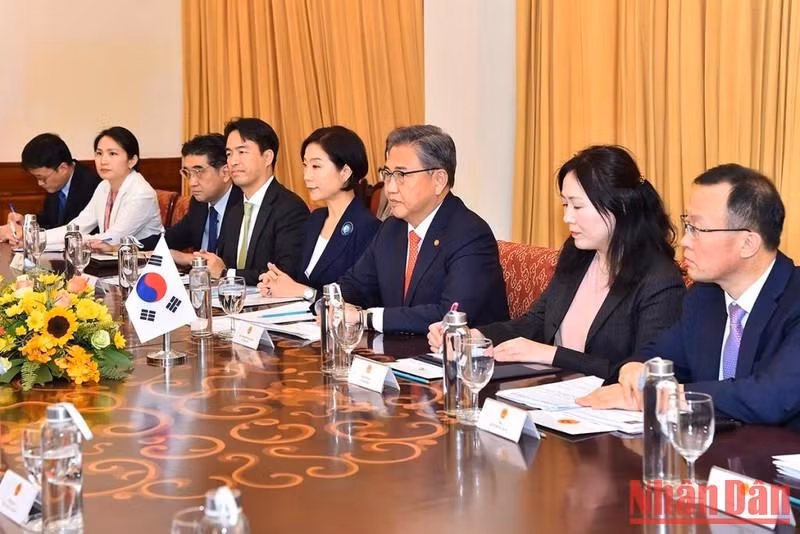 出席会谈的韩国外交部长朴振一行。