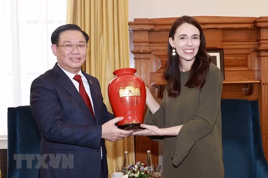 国会主席王廷惠向新西兰总理杰辛达·阿德恩赠送纪念品。（图片来源：越通社）