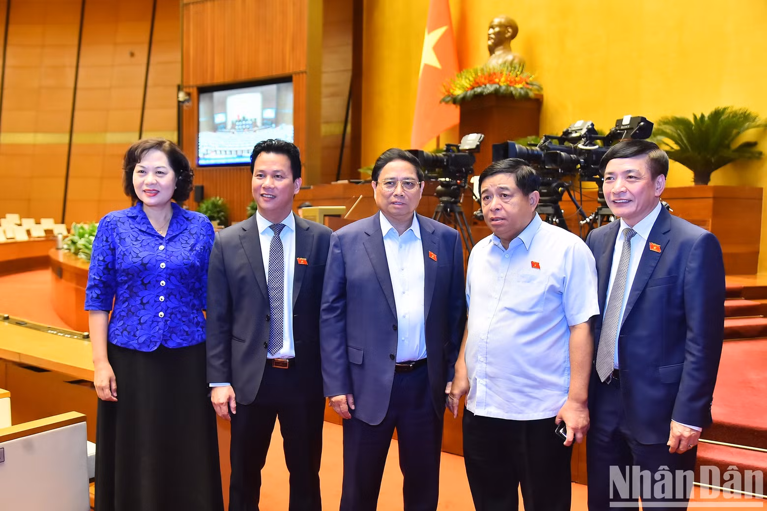范明正总理和各位国会代表。 范明正总理和各位国会代表。