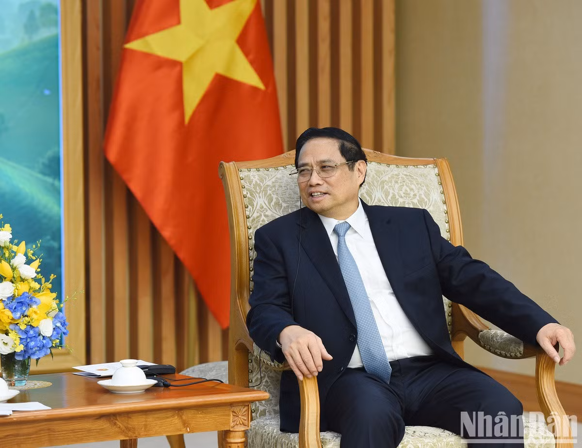 越南政府总理范明正在会见中发表讲话。