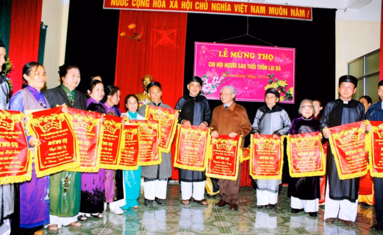 2014甲午年正月初九,村民们为各位老人举行了祝寿礼,阮富仲总书记已回乡出席并接受了70岁祝寿旗。 2014甲午年正月初九,村民们为各位老人举行了祝寿礼,阮富仲总书记已回乡出席并接受了70岁祝寿旗。