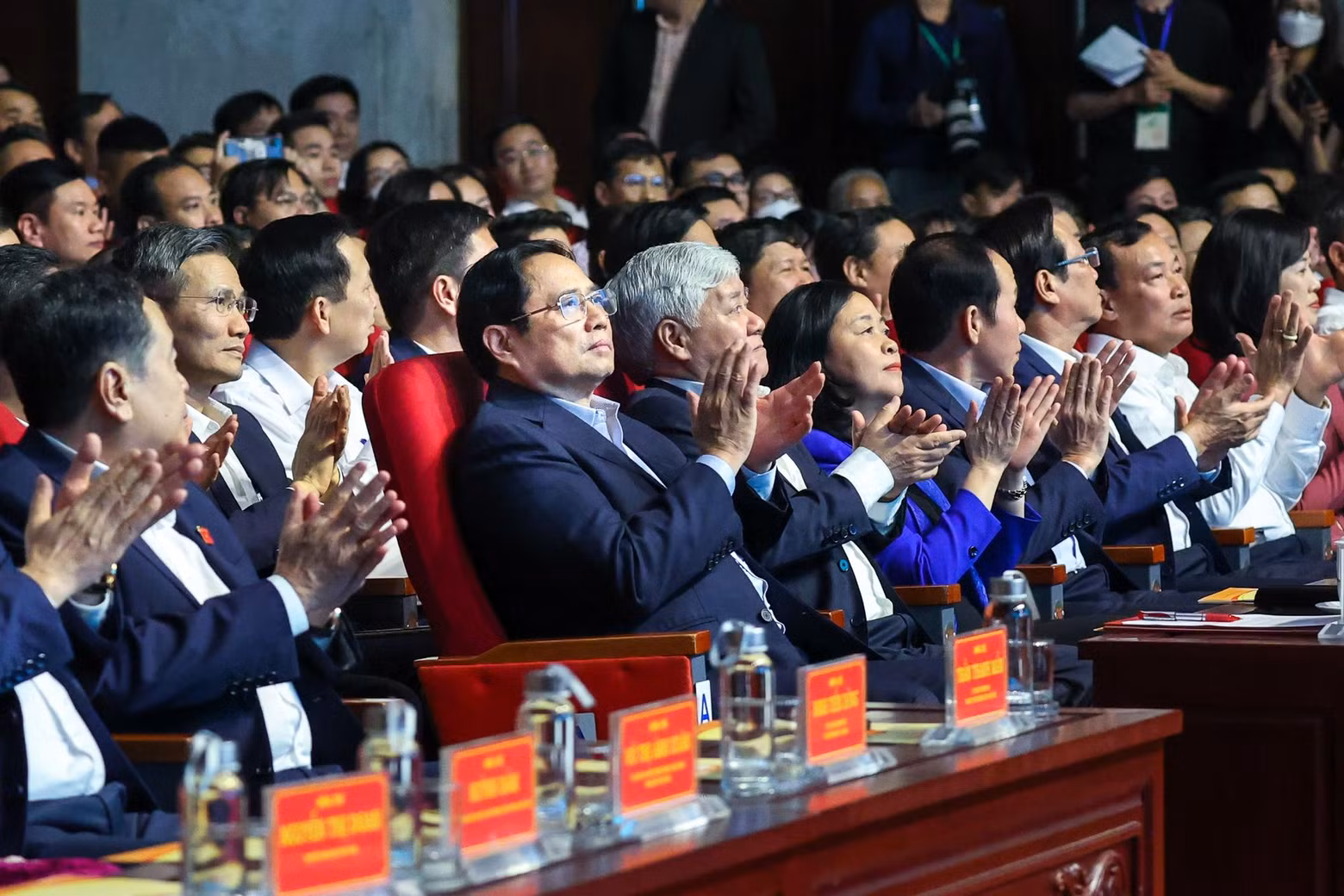 与会代表。