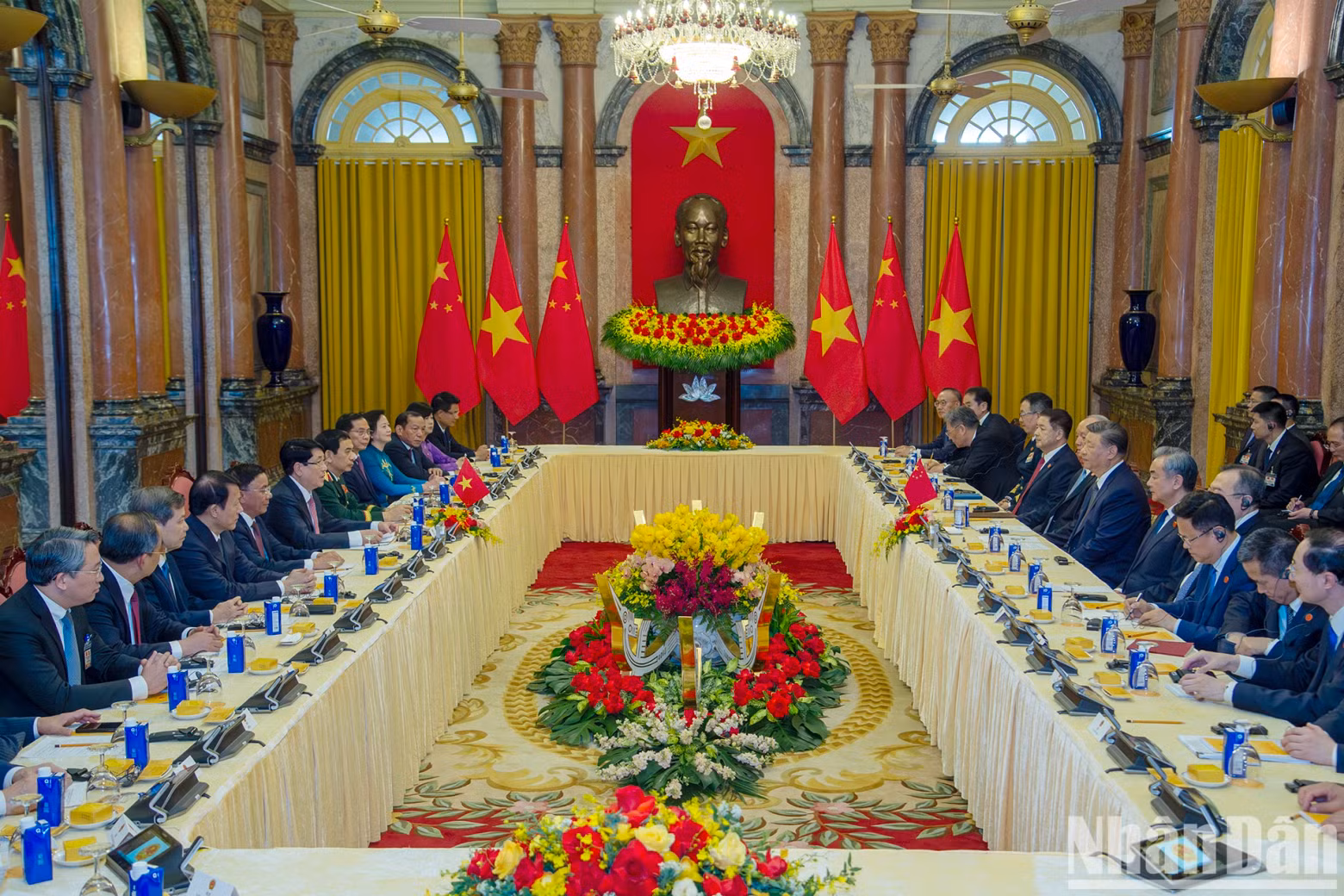 越南国家主席梁强与中共中央总书记、国家主席习近平会谈现场。（图片来源：越通社）