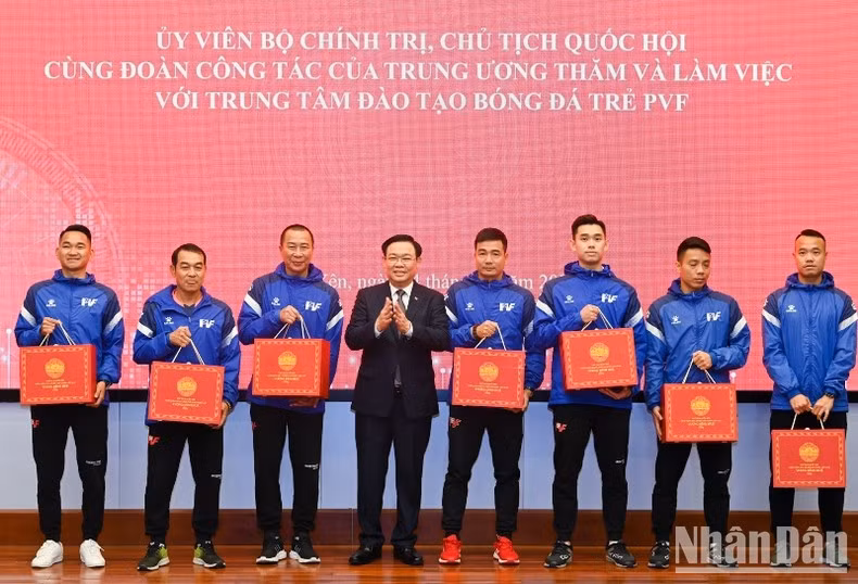 越南国会主席王廷惠造访PVF青少年足球训练中心【组图】 ảnh 9