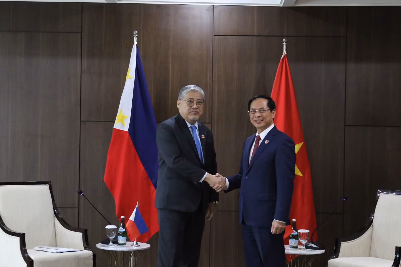 裴青山部长会见菲律宾外交部部长恩里克·马纳罗。(图片来源:越通社) 裴青山部长会见菲律宾外交部部长恩里克·马纳罗。(图片来源:越通社)