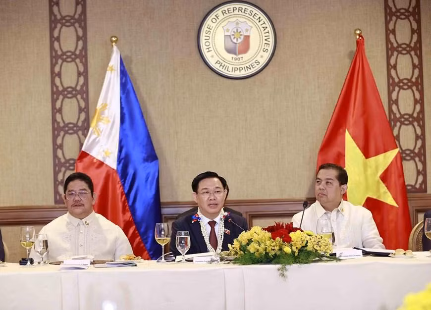 越南国会主席王廷惠发言。