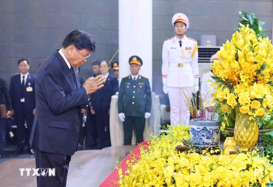老挝人民革命党中央总书记、老挝国家主席通伦·西苏里吊唁阮富仲总书记逝世。