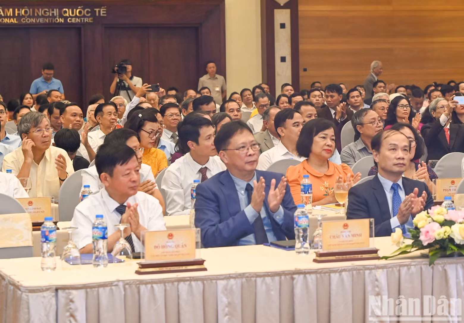 与会代表。