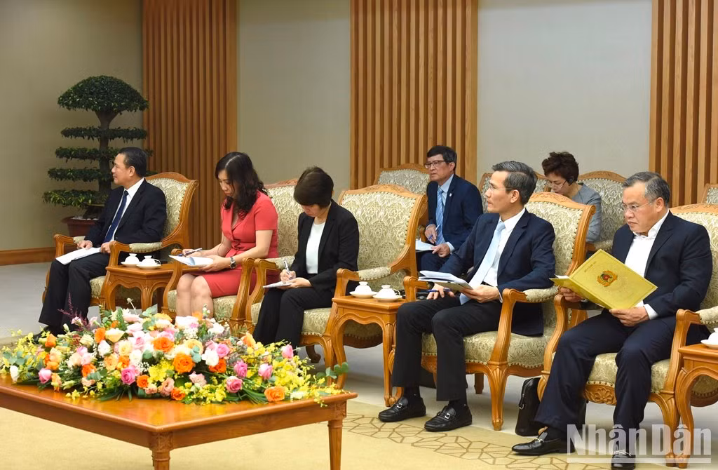 越南政府各部委、单位领导代表出席会见。